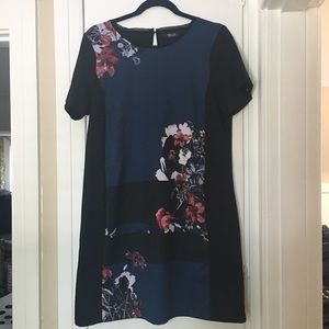 Adorable Simply Vera dress (with pockets!)